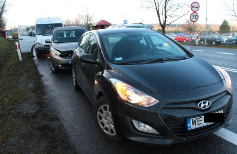 Zderzenie trzech aut i busa na K3