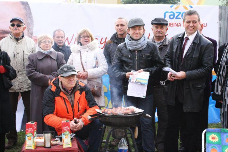 Olszowiak rozdał kiełbasę