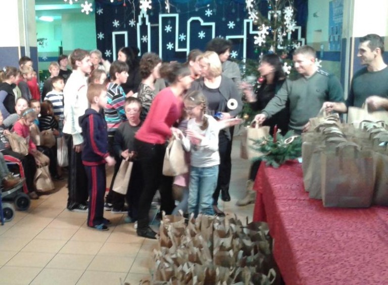 Kibice w roli Mikołajów