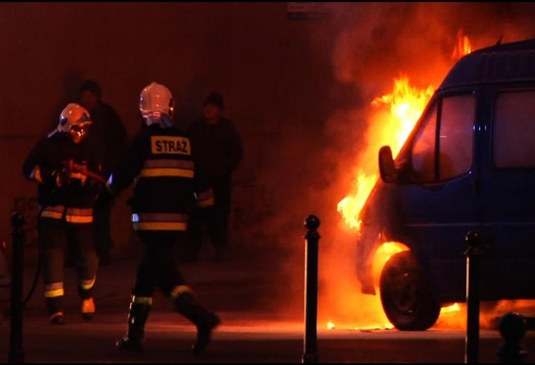 W centrum miasta spłonął samochód (FOTO)