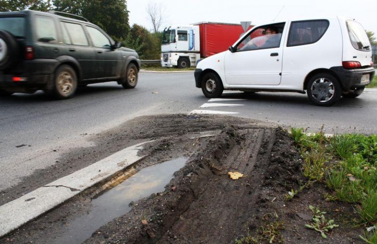 TIR zablokował rondo, jechali pod prąd
