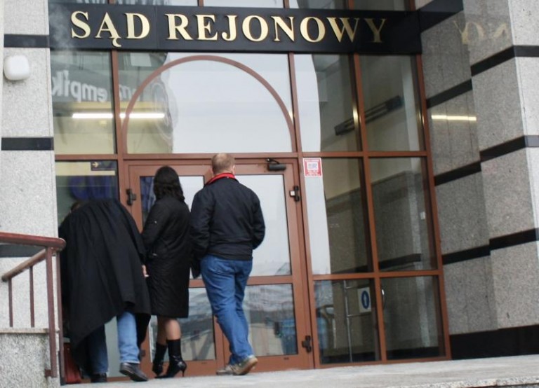 Byli policjanci staną przed sądem