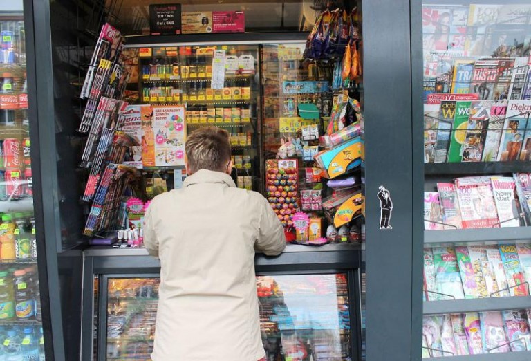 List z sądu w kiosku albo sklepie