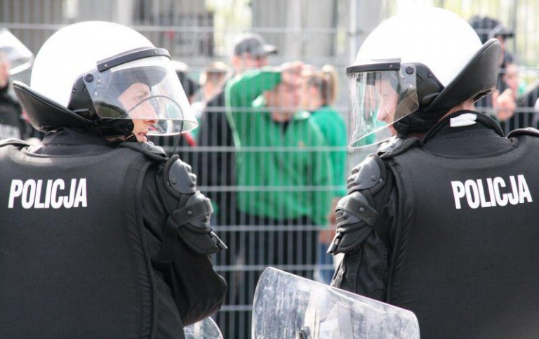 Kibole zajechali im drogę i zabrali szaliki