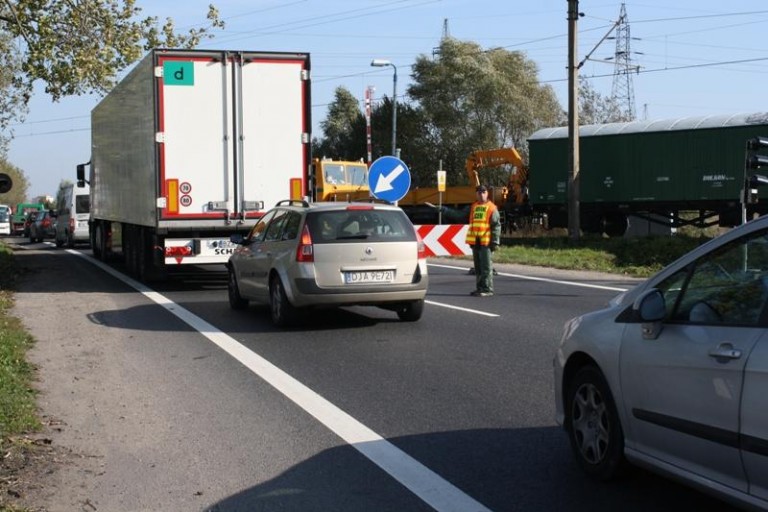 Przejazd w remoncie, korki na drodze (FOTO)