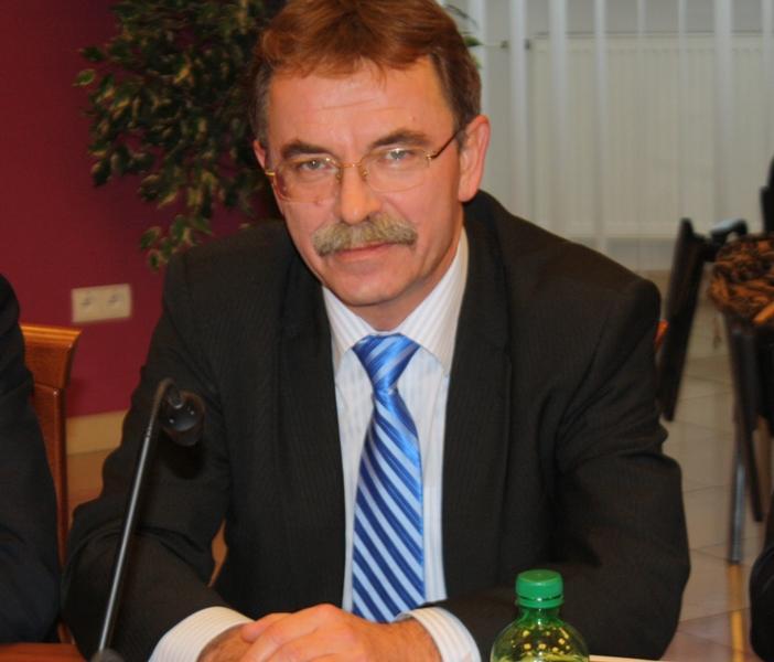 Starosta zarobi tyle samo