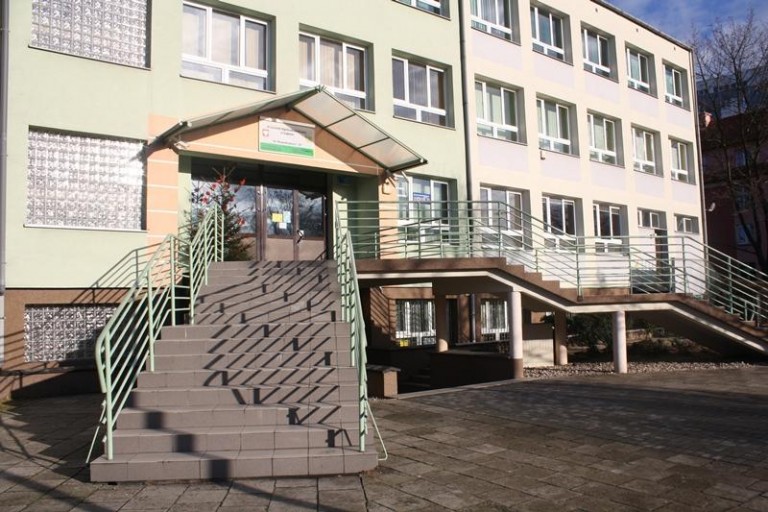 Wpadli do szkoły, rzucili się do bicia