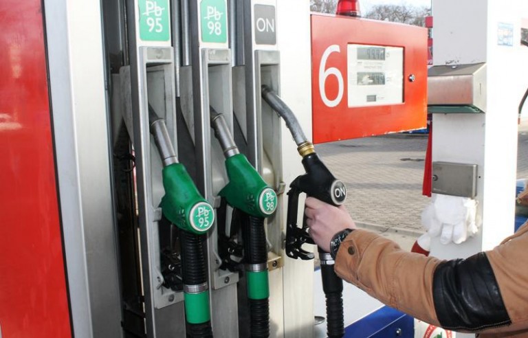 Zatankował, potrącił pracownika i uciekł