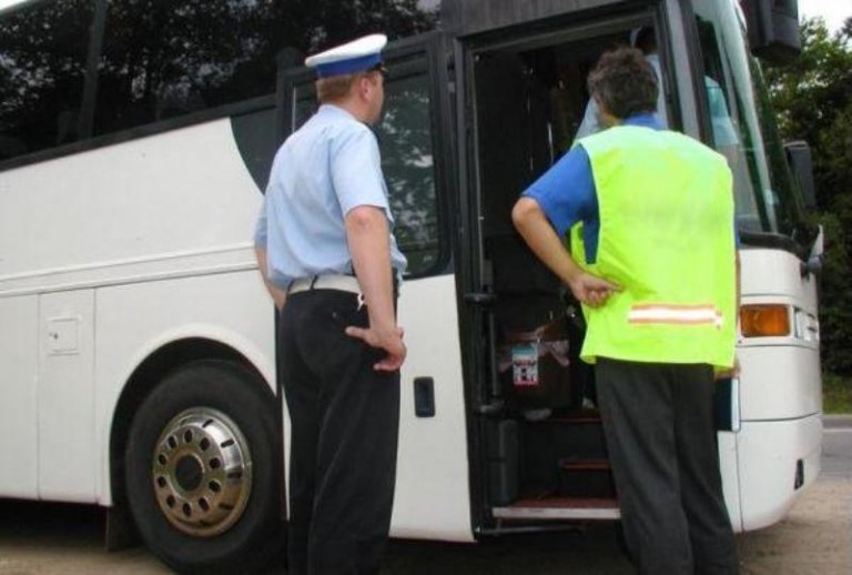 Zadzwoń, a policja sprawdzi autokar