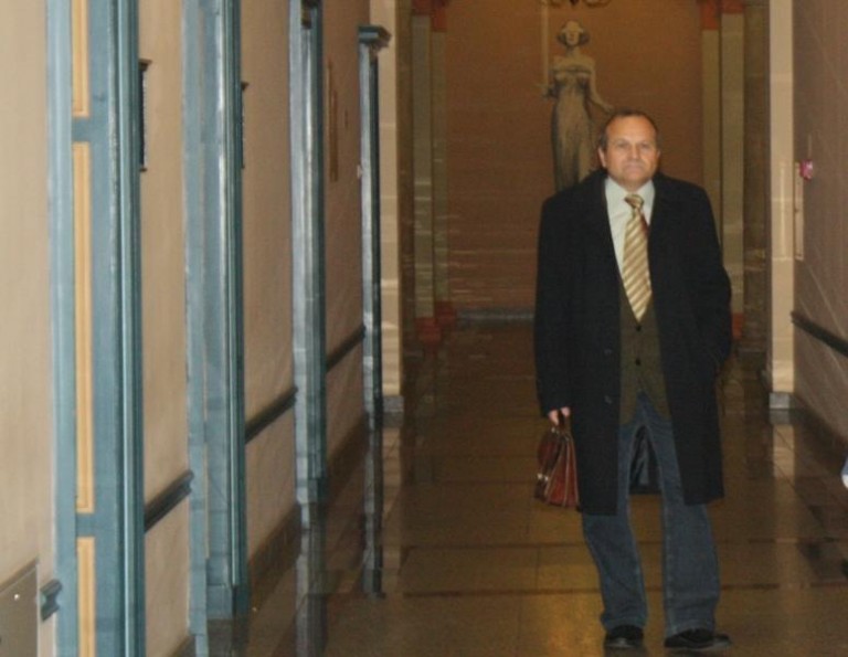 Duławski przegrał. Sąd uniewinnił naczelną