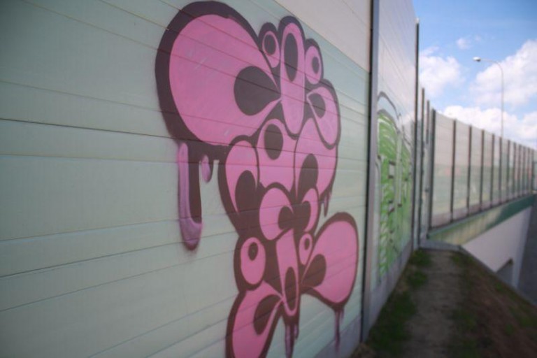 Graffiti na wszystkich panelach