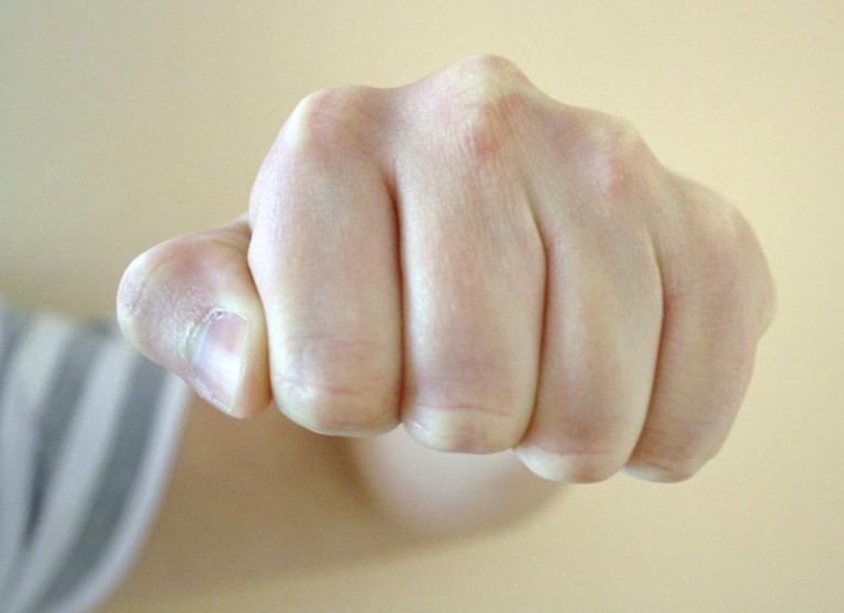 Napadł na przechodnia i kopnął policjanta