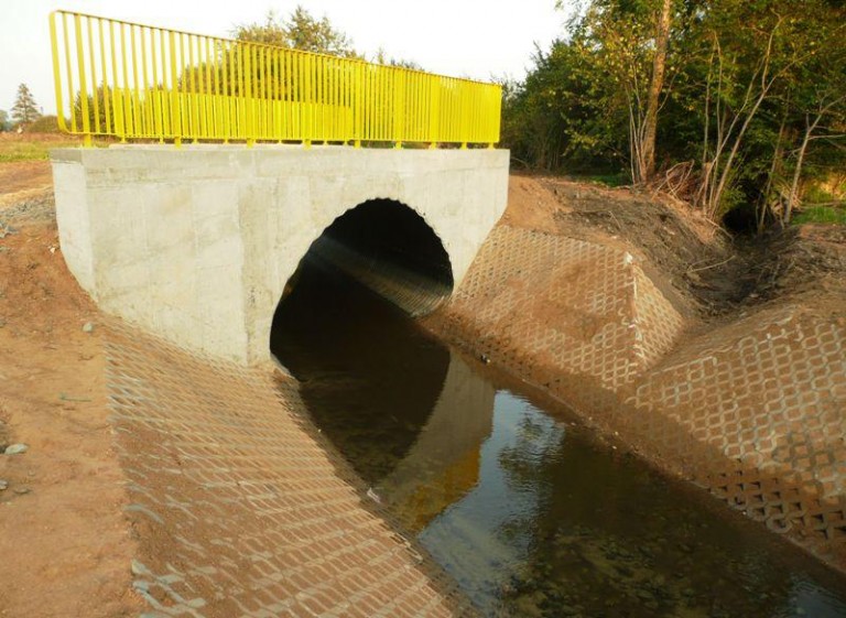 Okazały mostek… w polu