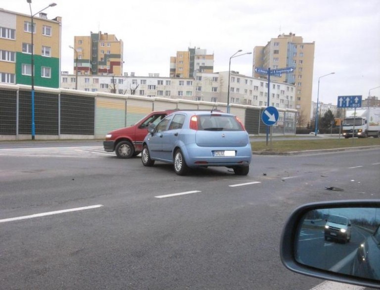 Następna stłuczka na pechowej krzyżówce