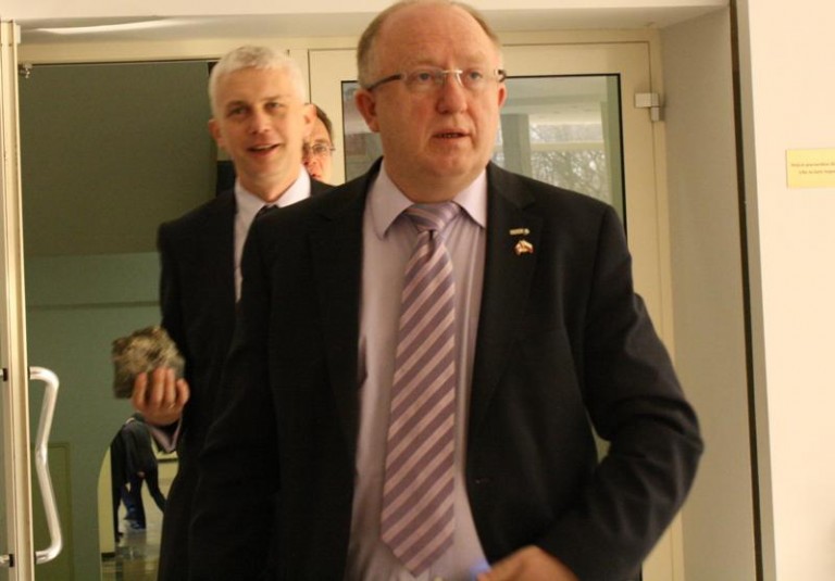 Minister tłumaczy się z koncesji