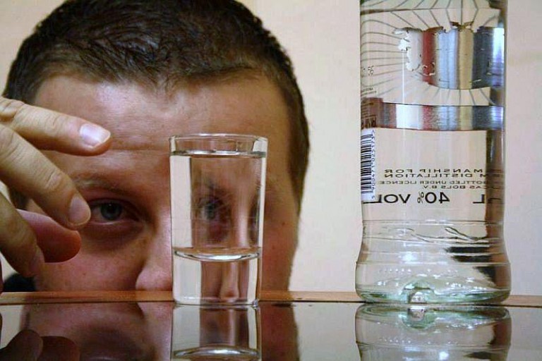 Przez okno po alkohol