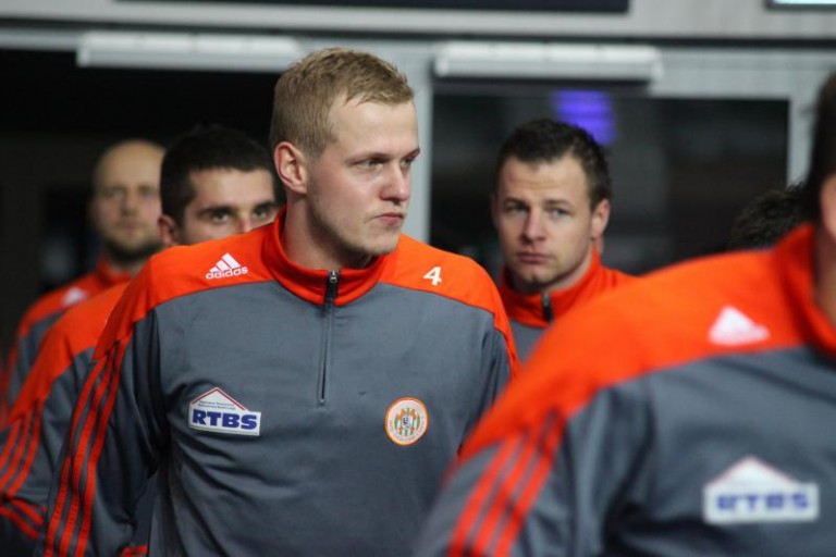 Guma w szerokiej kadrze