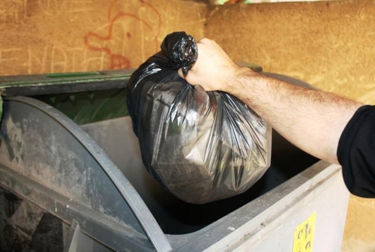 Śmieci podrzucają sąsiadom