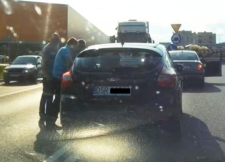 Pijanego wyciągnęli z auta