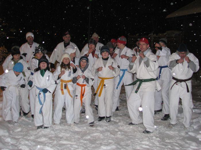 Karatecy ćwiczą też na śniegu