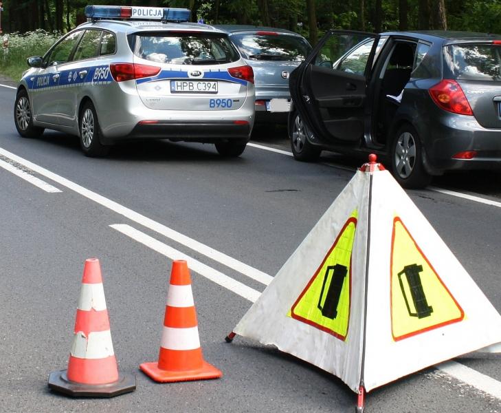 Uderzył w dwa auta i wpadł do rowu