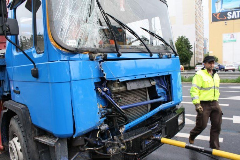 Ciężarówka wbiła się w autobus