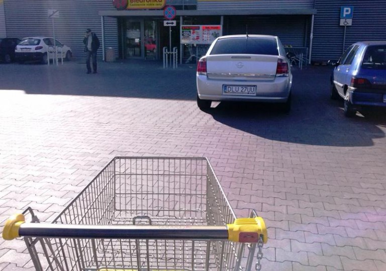 Plaga bezdomnych pod marketami