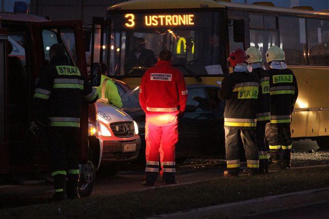 Wjechał w autobus i toyotę