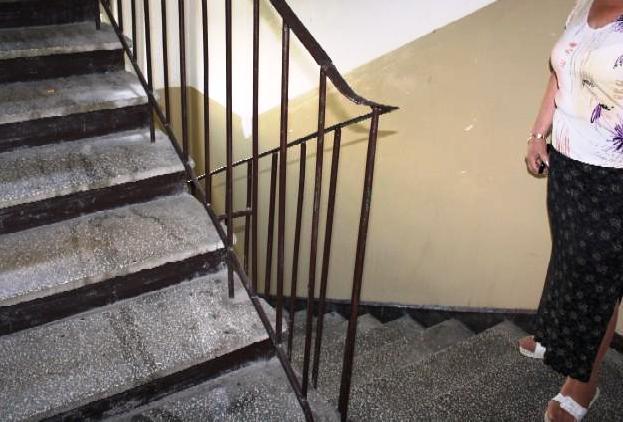 Śpią po klatkach, ludzie w strachu