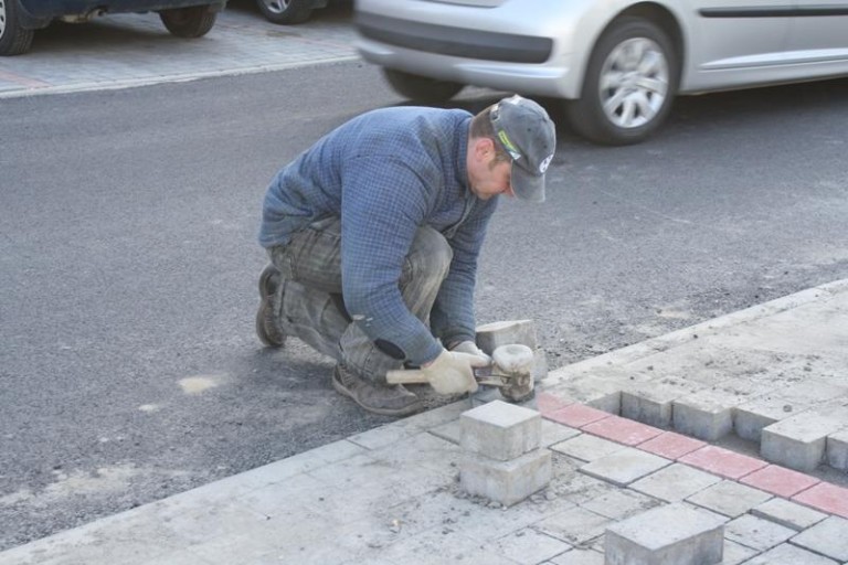 Pracy za granicą poszukasz też i u nas