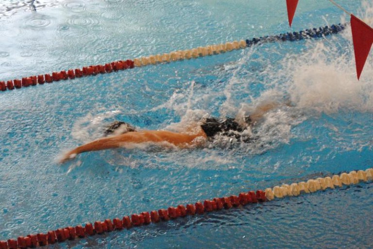 Charytatywny turniej pływacki