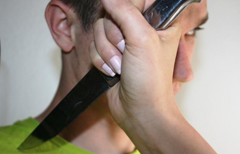 Z nożem na współbiesiadnika