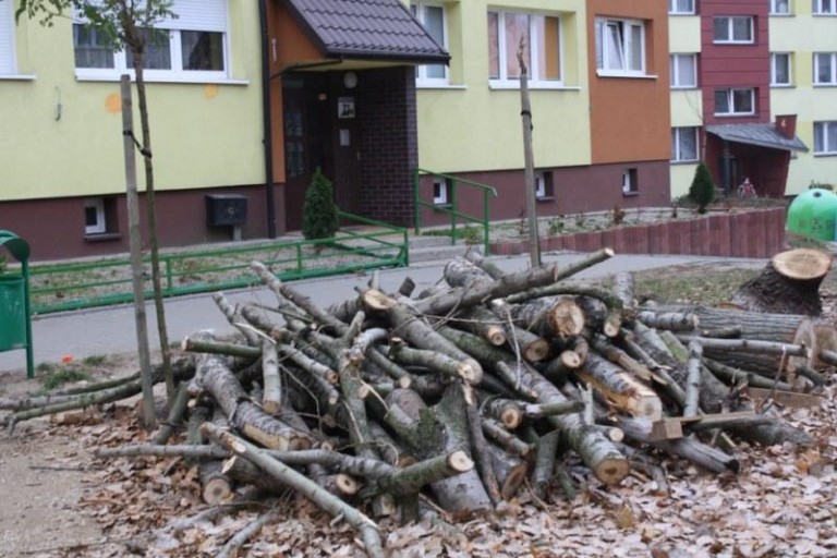 Nie chcą klepiska przed blokiem