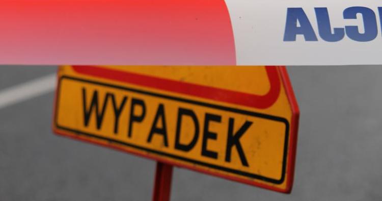 Wbiła się pod naczepę busa