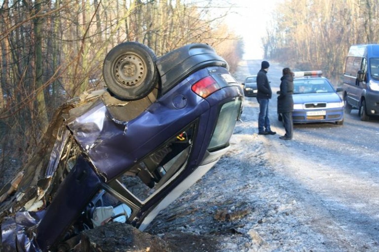 Wylądował na dachu w rowie (FOTO)