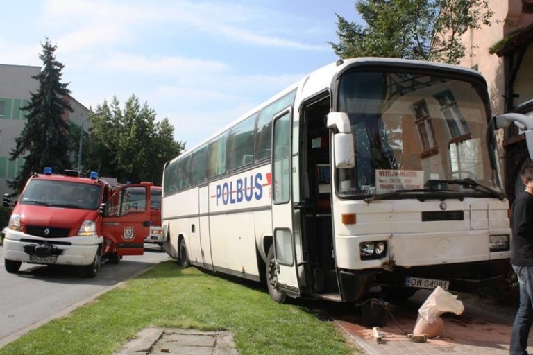 Autobus uderzył w latarnię (FOTO)