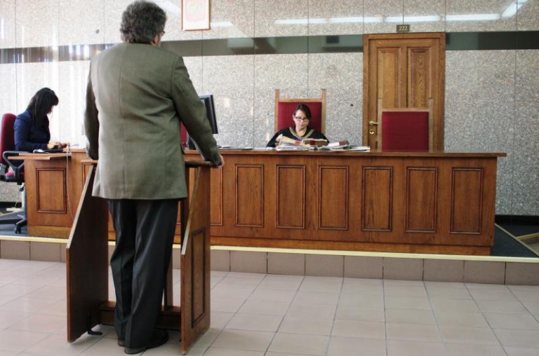 Nóż powinien zostać w brzuchu