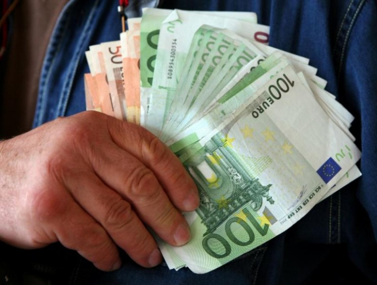 Tysiące euro w sklepowej szafce