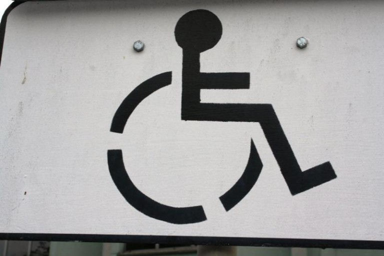 Utrudniają życie niepełnosprawnym