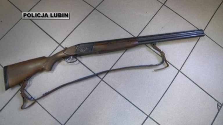 Groził bronią policjantom