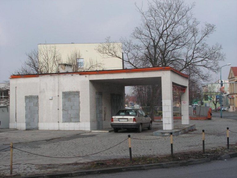 Zabudowana stacja straszy… i będzie straszyć