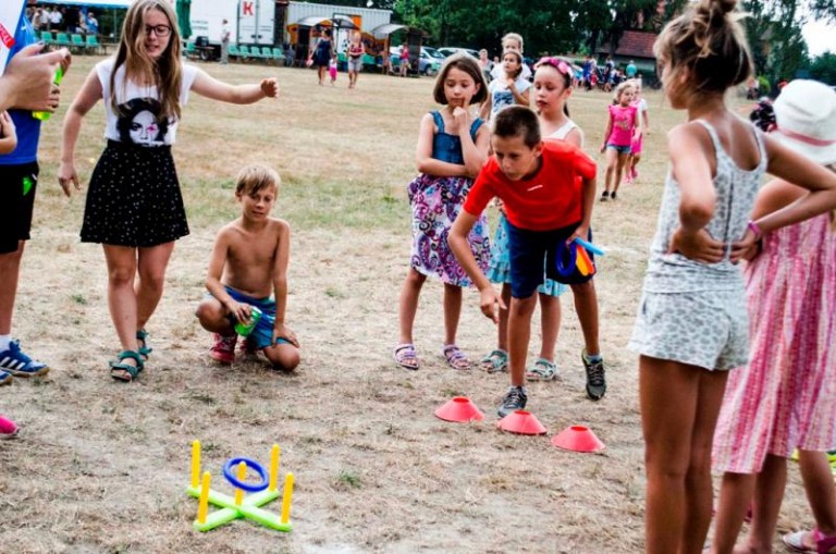 Bezpieczne wakacje na festynie w Raszówce