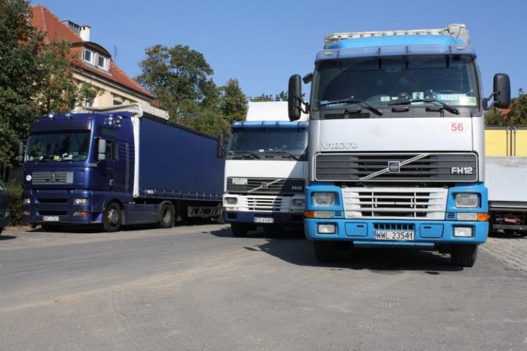 Ciężarówki tarasują przejazd