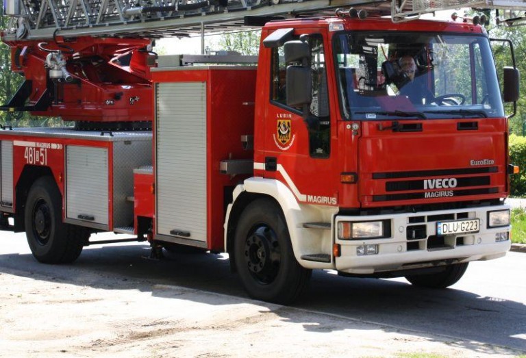 Zaczął smażyć i poszedł spać