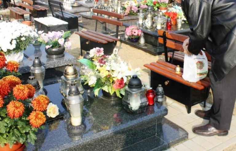 Właściciel kwiaciarni kradł kwiaty z grobów