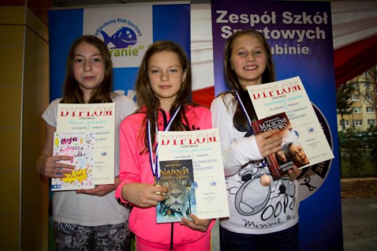 Dzieci rywalizowały na pływalni