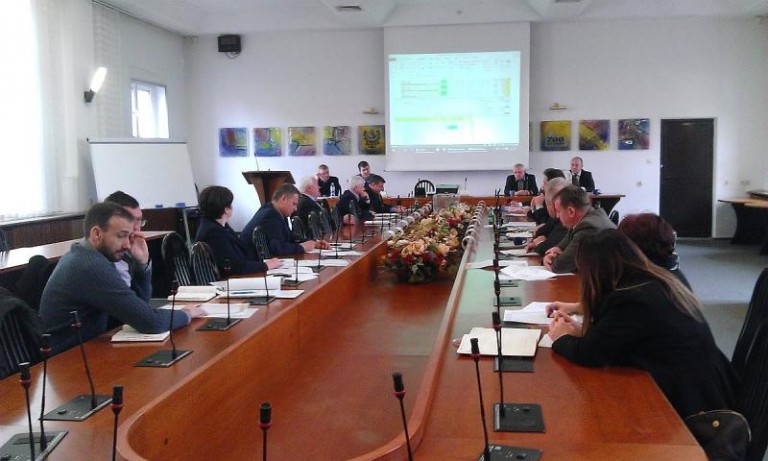 Gminy walczą z monopolistą