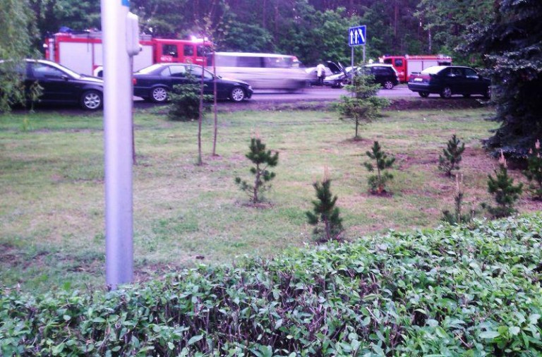 Zasnął za kółkiem i uderzył w trzy auta