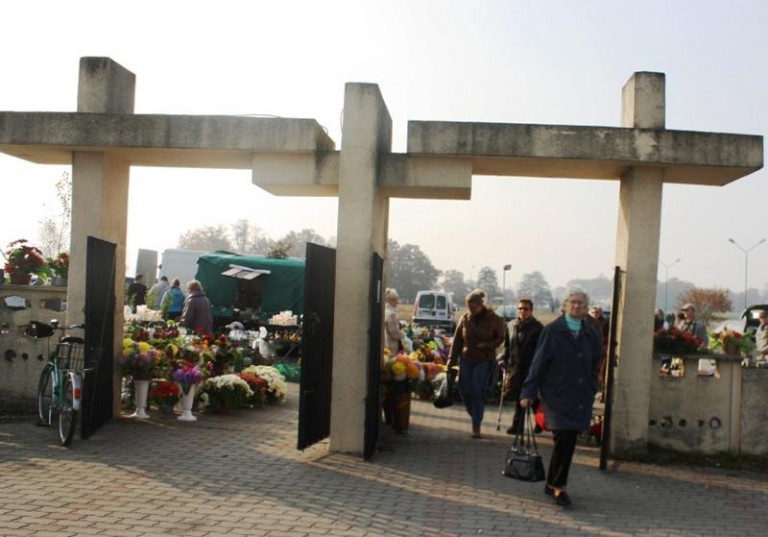 Rezerwują miejsca na cmentarzach