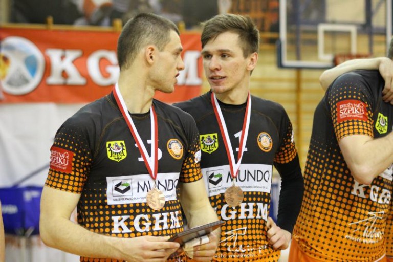 „Łapa” z orzełkiem na piersi